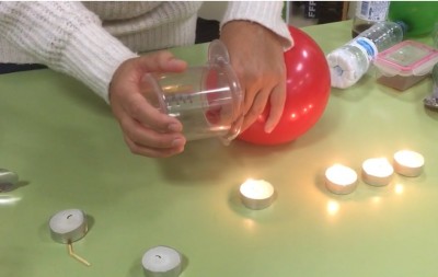 Una vela es apagada gracias al gas creado por vinagre y bicarbonato.