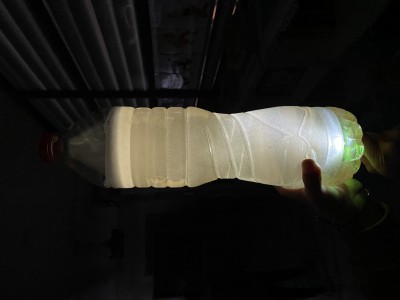 La botella brillant