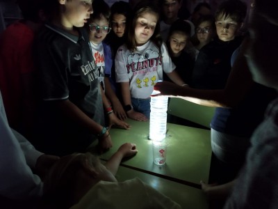 Observant l'efecte del llum Moser a l'aula.