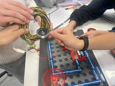 Atónitos creando campos magnéticos con una bobina