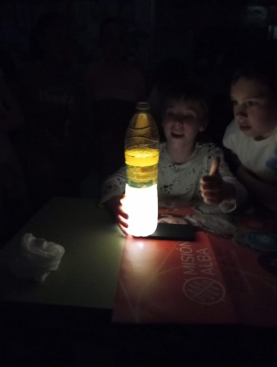 La luz de Moser que ilumina casas y calles.