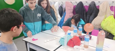 Com una reacció química pot apagar la flama d'unes espelmes?